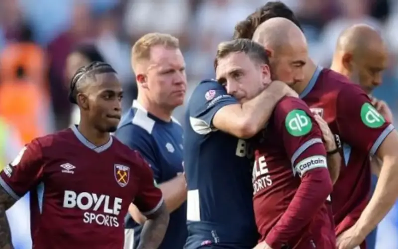 هبوط وست هام رغم فوزه على ليدز 3-0: مأساة “إمبراطورية” من قمة كرة القدم الأوروبية.
